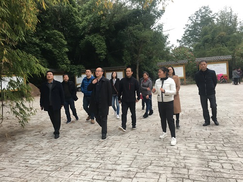 线上买球官网支部参观贺麟故居2.JPG 线上买球官网支部参观贺麟故居2.JPG