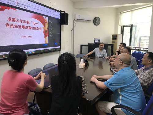 线上买球官网党支部组织观看庆祝七一党员先进事迹宣讲报告会.jpg